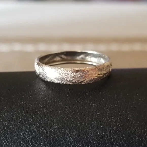 10K White Gold Band Ring